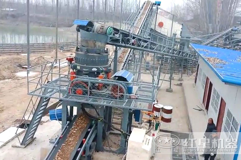 鵝卵石圓錐破碎機工作現場(chǎng)圖片