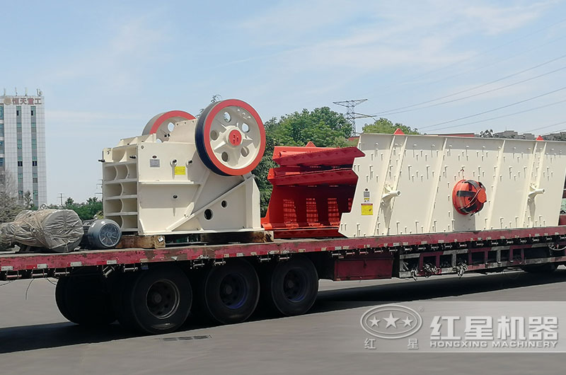 客戶(hù)訂購的顎式破碎機裝車(chē)現場(chǎng)